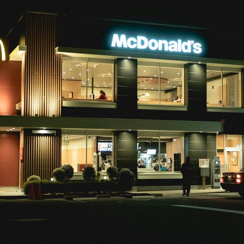Restaurant McDonald’s éclairé, la nuit